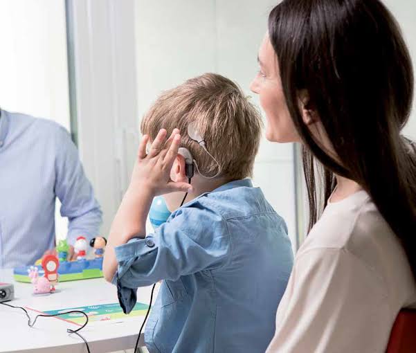 کاشت حلزون شنوایی و نقش حیاتی گفتاردرمانی در موفقیت آن